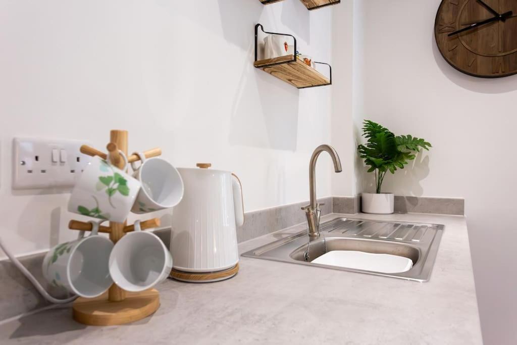 Polly'S Place Apartment Taunton & Free Off Road Parking & Wifi Exteriör bild